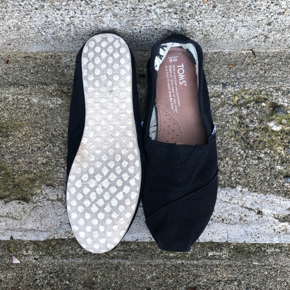 Black Canvas Classic Toms Slip Ons Women’s sz 6